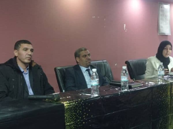 مشاركة مدير الجامعة البروفيسور يحي جعفري طلبة مركز بن عكنون حلقة نقاش حول المؤسسات الناشئة