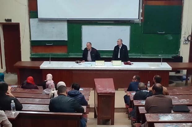 لقاء مع طلبة الماستر بمركز الجزائر شرق