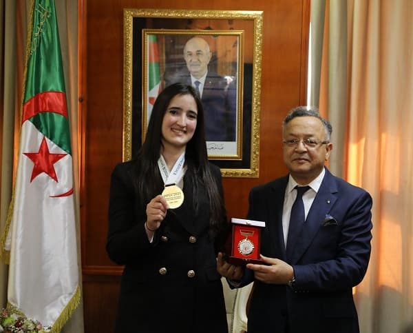 الطالبة الجزائرية سارة مفرج تحصد الميدالية في مسابقة دولية بقطر