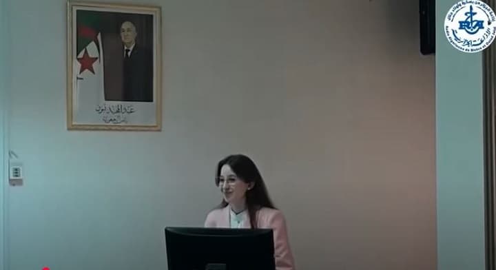 مناقشة مذكرة تخرج باللغة الإنجليزية بمركز بسكرة