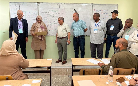 مدير الجامعة يعطي اشارة انطلاق الدورة الخاصة بالمسابقات والامتحانات المهنية